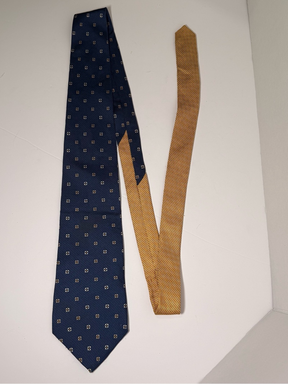 Vintage Men Tommy Hilfiger 100% Silk Printed in Italy Neck Tie (Made in USA)